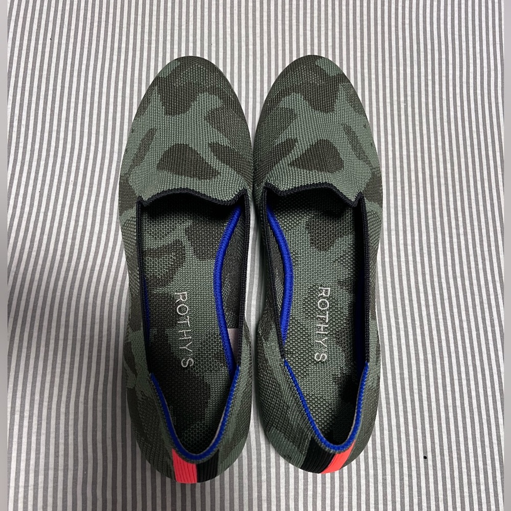 Brand new, never worn Rothy’s loafer. Size 8.5